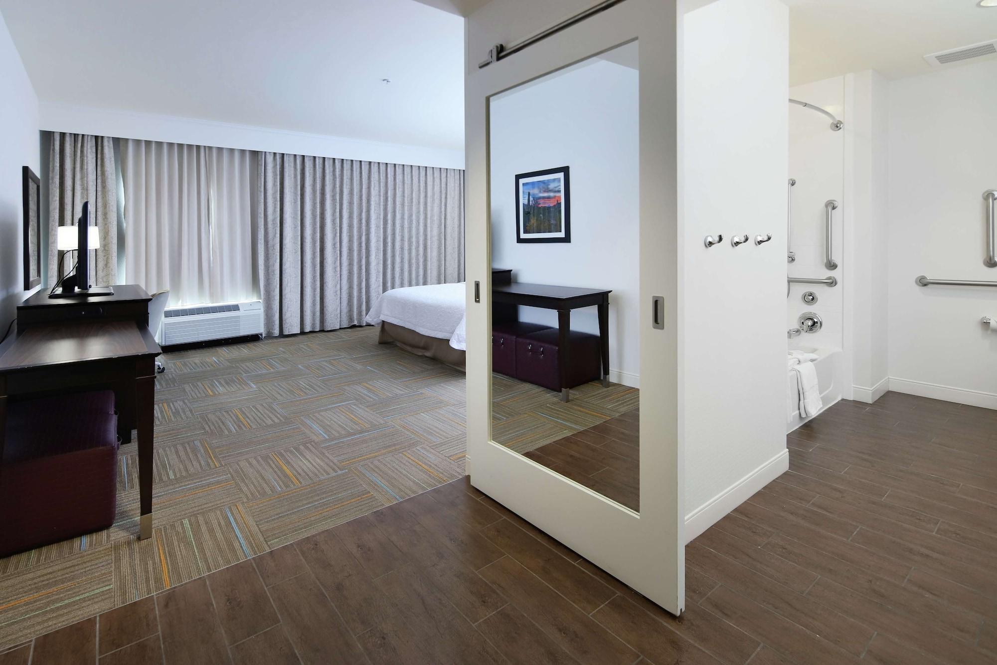 Hampton Inn & Suites Phoenix/Tempe Exterior photo